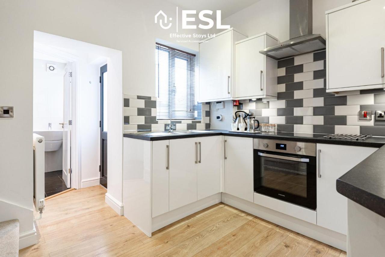 2 Bedroom Terrace Cottage, Parking, 5 Minutes Drive To Royal Shrewsbury Hospital Eksteriør billede