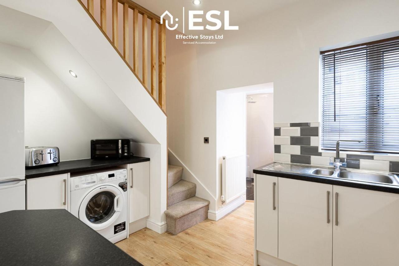 2 Bedroom Terrace Cottage, Parking, 5 Minutes Drive To Royal Shrewsbury Hospital Eksteriør billede