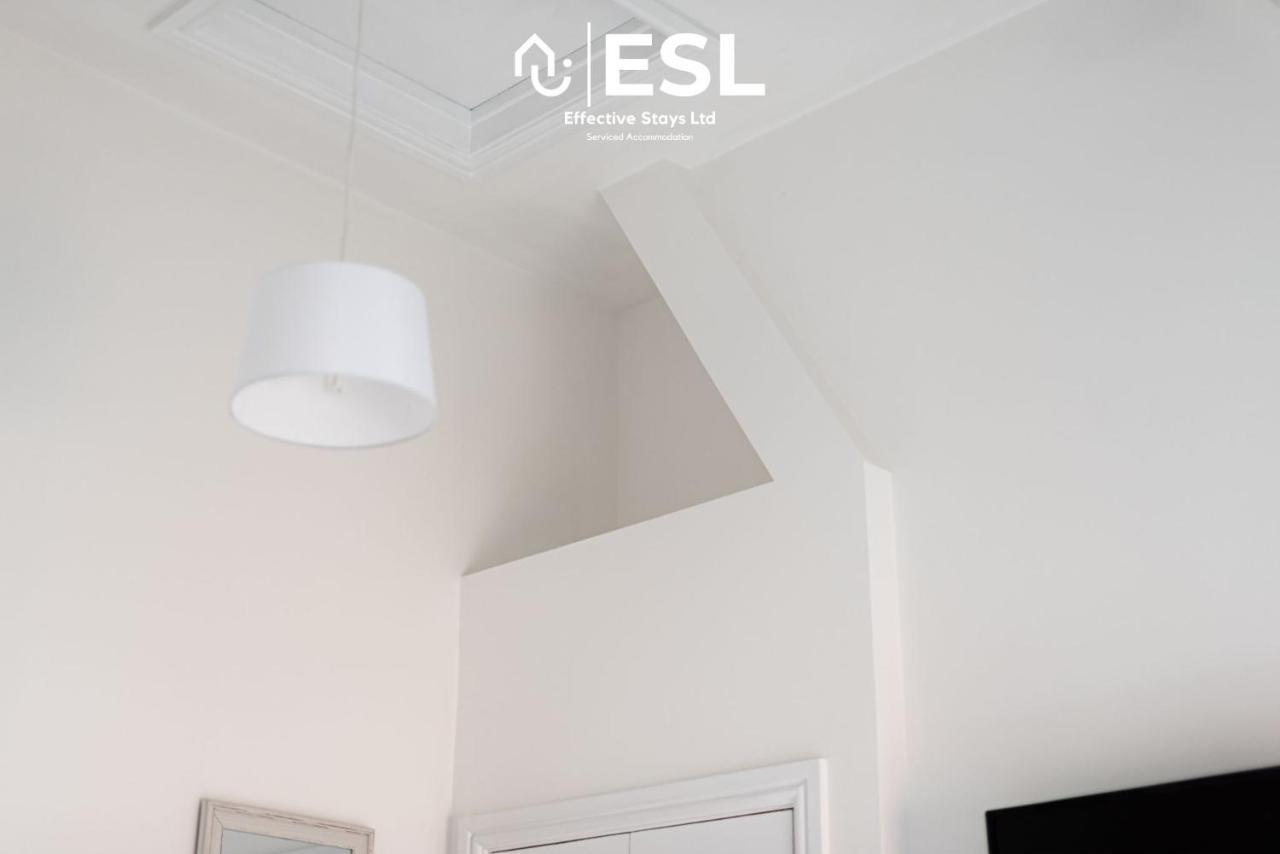 2 Bedroom Terrace Cottage, Parking, 5 Minutes Drive To Royal Shrewsbury Hospital Eksteriør billede