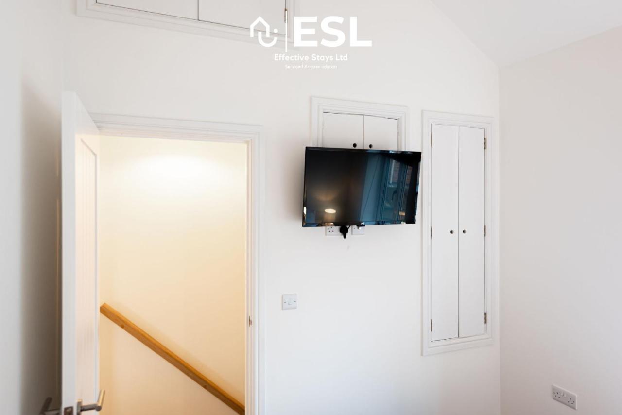 2 Bedroom Terrace Cottage, Parking, 5 Minutes Drive To Royal Shrewsbury Hospital Eksteriør billede